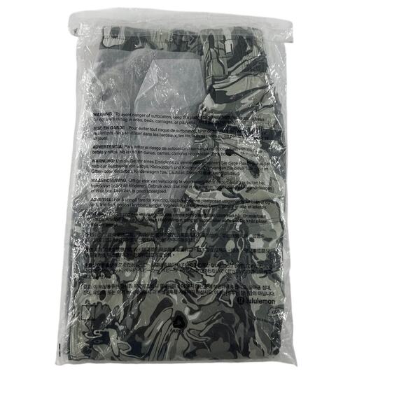 Lululemon Flower Meld Fog Green Multi Pace Breaker Linerless 5" Shorts Size M - Picture 6 of 12